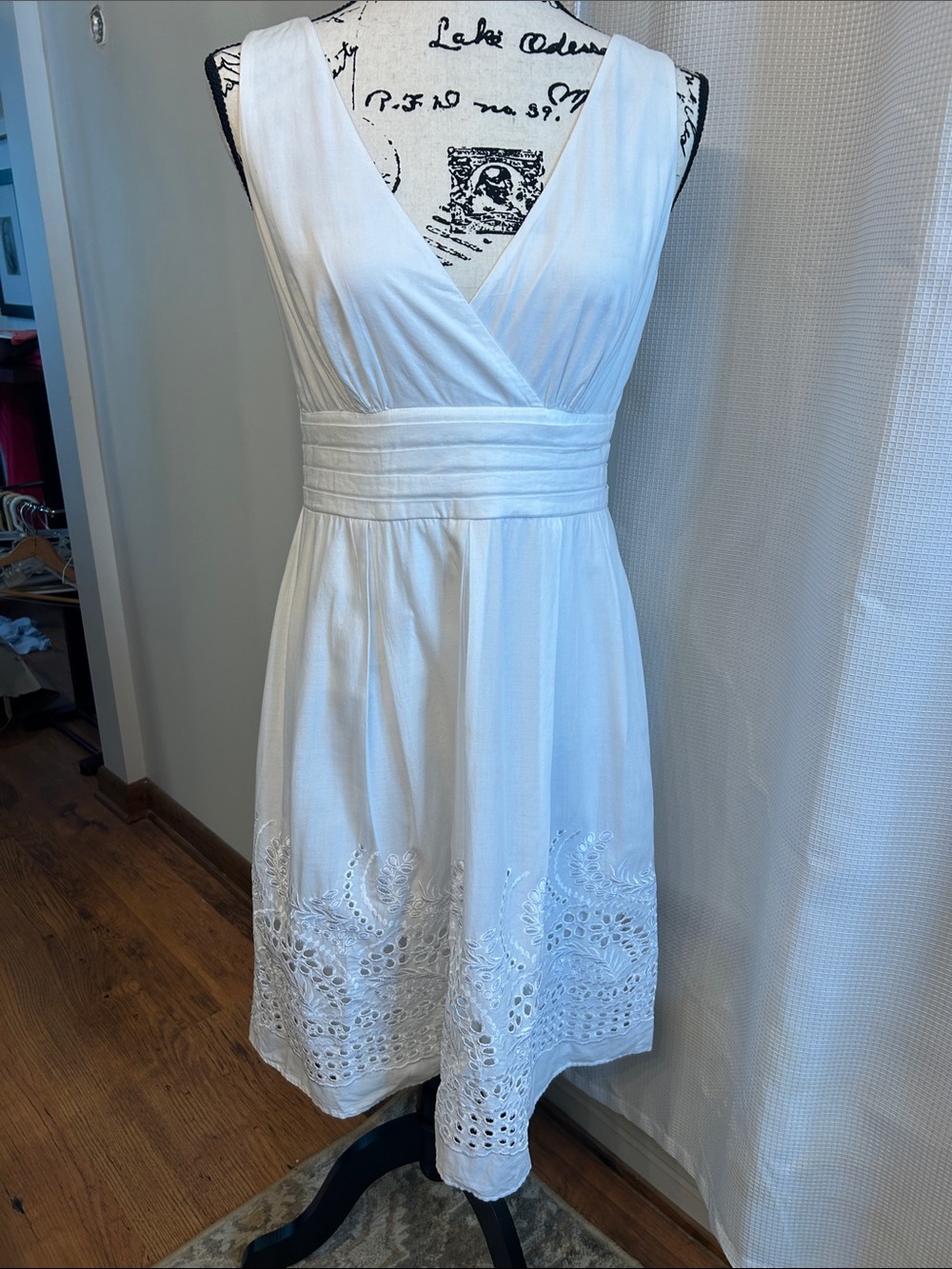 dressbarn White Sleeveless V-Neck Embroidered Midi Dress 8P Eyelet fully lined